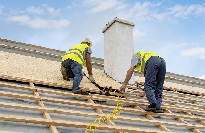 彩鋼屋面翻新的價(jià)格與性能對(duì)比分析